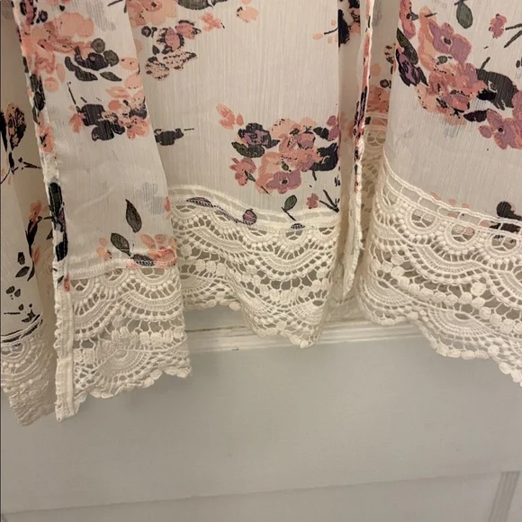 Floral Sheer Kimono with Lace Trim - Picture 4 of 5